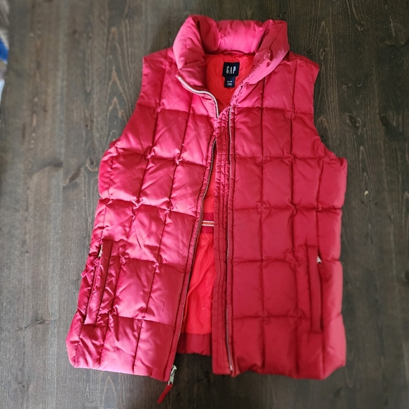 GAP Red Down Puffer Quilted Vest, size XS - Picture 6 of 6